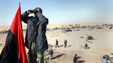 Fuerzas de Gadafi continúan bombandeardo a los rebeldes Fuerzas de Gadafi continúan bombandeardo a los rebeldes