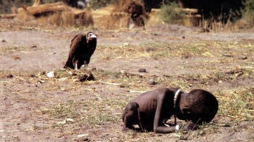 Polémica fotografía en la que se retrata a un bebé sudanés acechado por un buitre (10-03-2011)