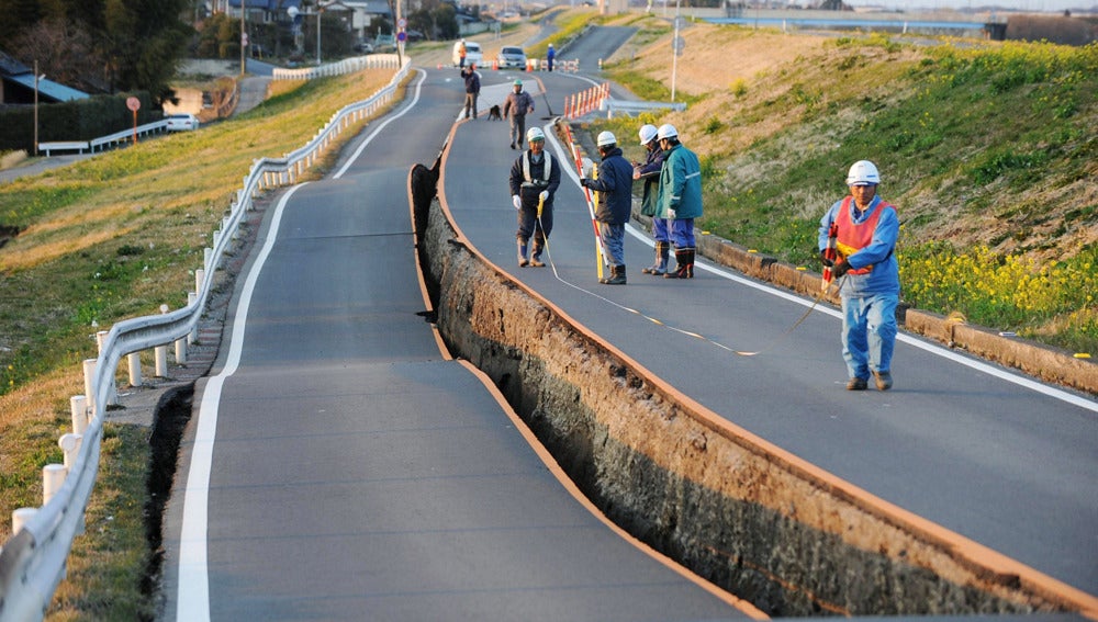 Terremoto en Japón abre en dos la carretera