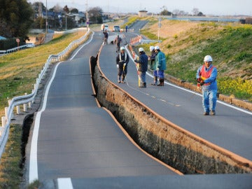Terremoto en Japón abre en dos la carretera