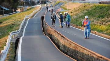 Terremoto en Japón abre en dos la carretera