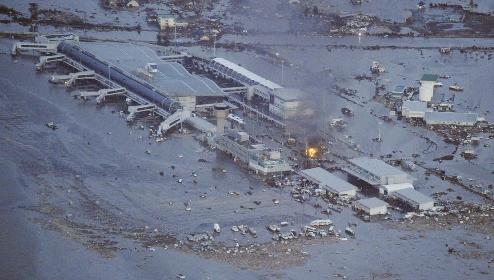 El aeropuerto de Sendai ha quedado sumergido