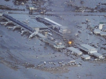 El aeropuerto de Sendai ha quedado sumergido