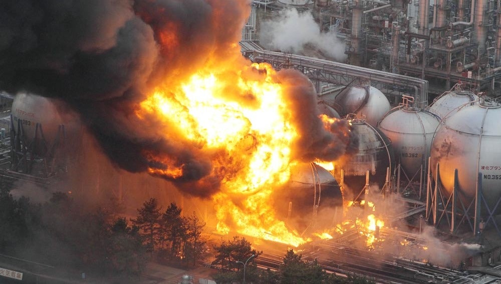 El tsunami provocó el incendio de una refinería