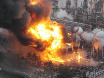 El tsunami provocó el incendio de una refinería