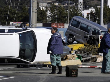 Dos trabajadores contemplan la devastación