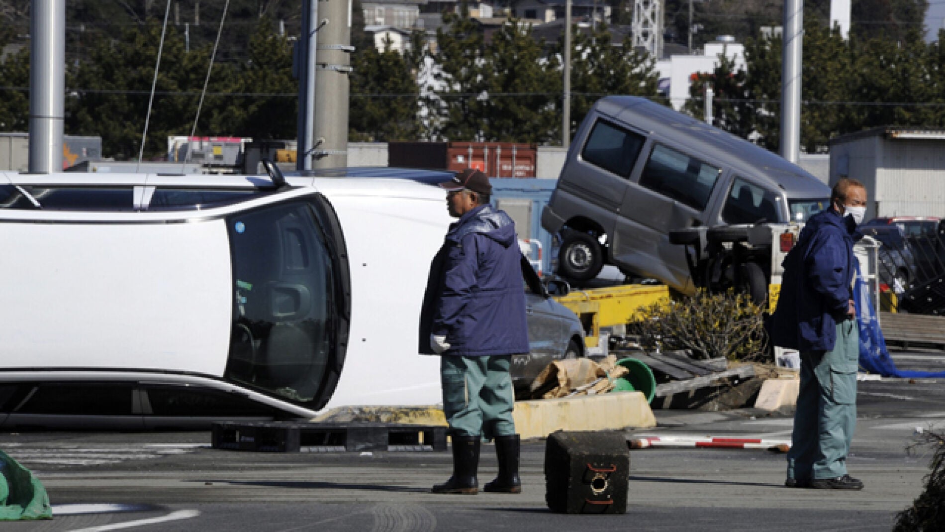 Dos trabajadores contemplan la devastaci&oacute;n