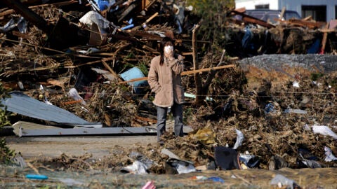 Buscando bajo los escombros