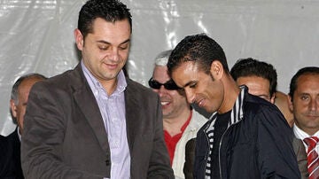Ángel Espadas, a la izquierda, entrega un premio