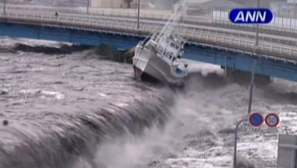 La fuerza del tsunami arrasa la costa japonesa