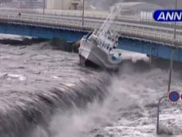 La fuerza del tsunami arrasa la costa japonesa