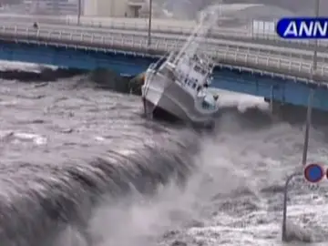 La fuerza del tsunami arrasa la costa japonesa La fuerza del tsunami arrasa la costa japonesa
