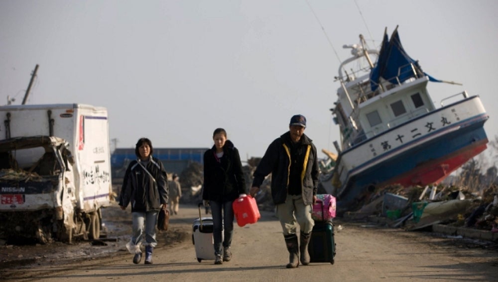 Una familia abandona el puerto de Sendai