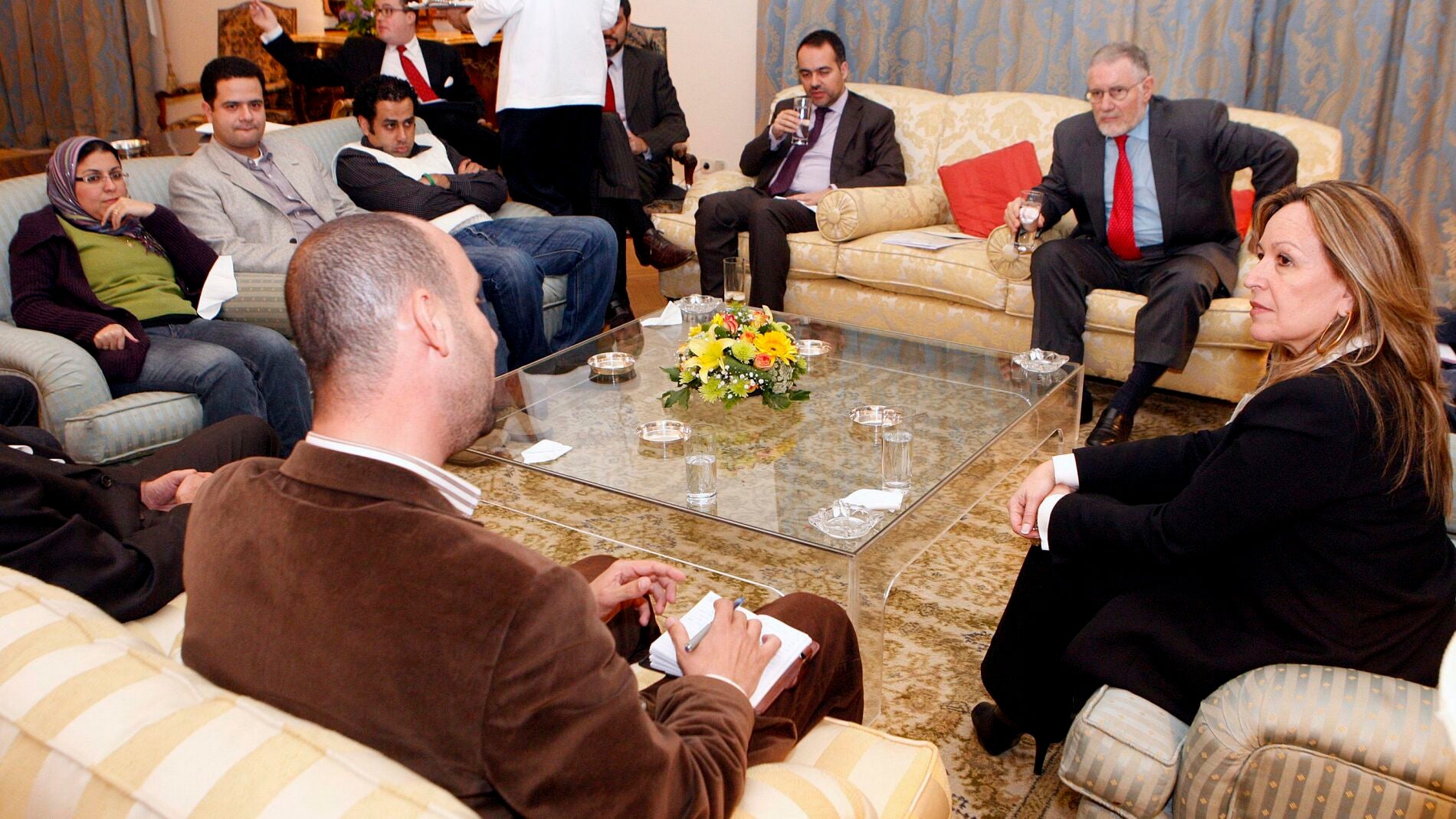 La ministra de exteriores, con la Coalici&oacute;n de J&oacute;venes 25 de enero.