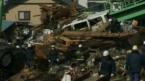 Un edificio destruido por el tsunami de Japón Un edificio destruido por el tsunami de Japón