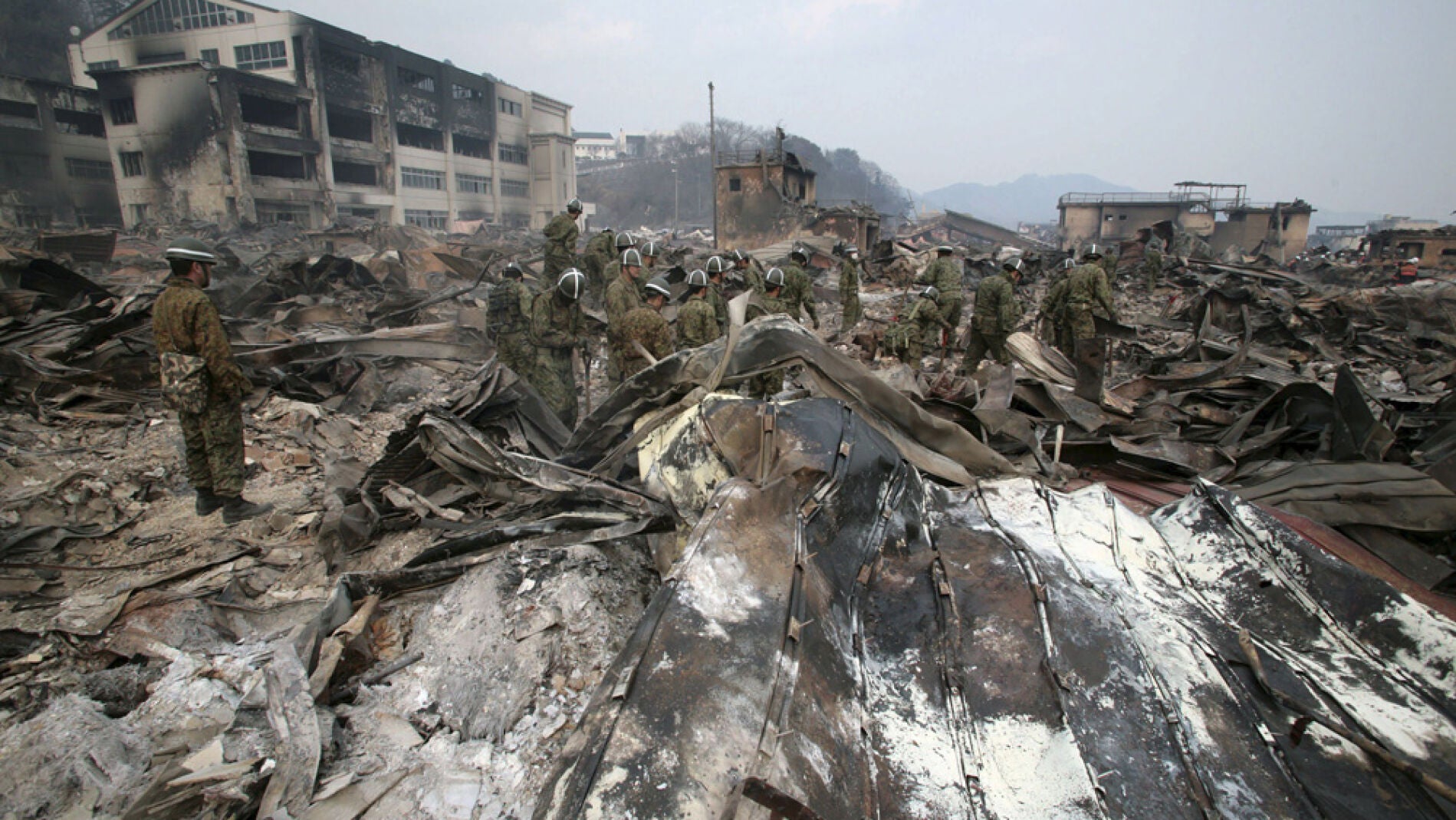 Equipos de rescate entre los escombros