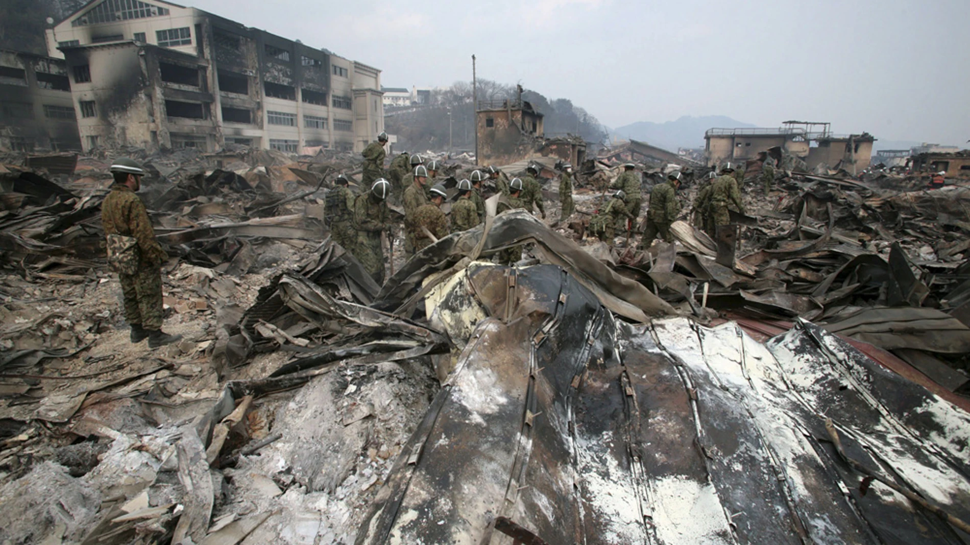 Equipos de rescate entre los escombros Equipos de rescate entre los escombros