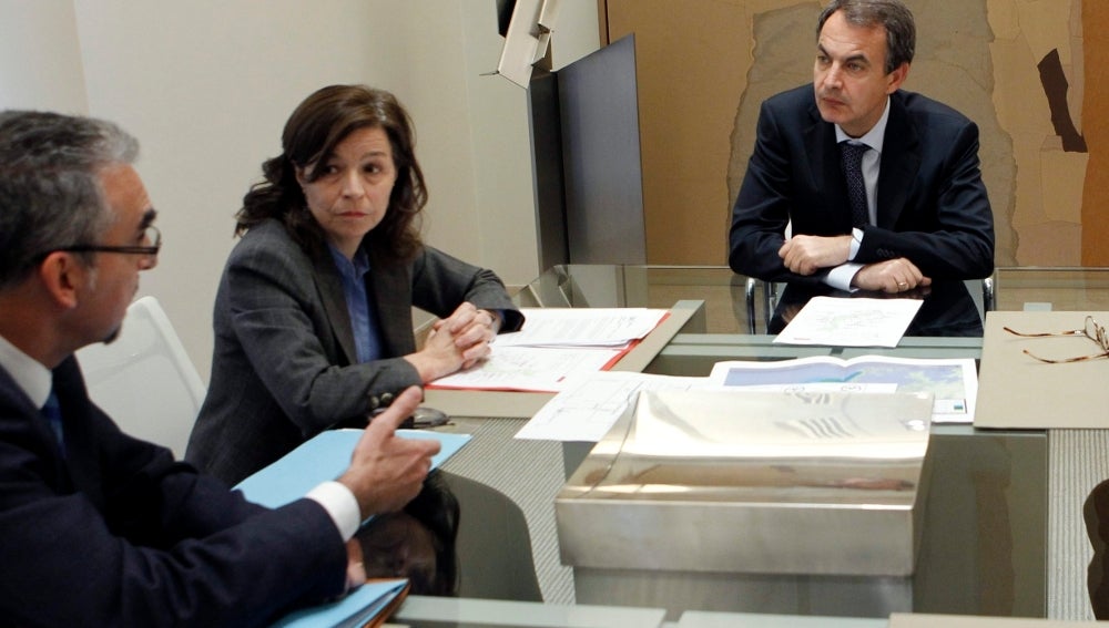 Zapatero, durante la reunión que mantuvo hoy con la presidenta del Consejo de Seguridad Nuclear, Carmen Martínez Ten