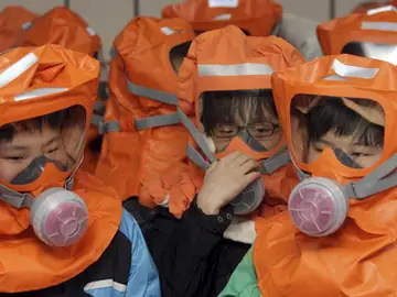 Un grupo de niños en un simulacro nuclear Un grupo de niños en un simulacro nuclear