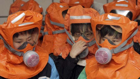 Un grupo de ni&ntilde;os en un simulacro nuclear 