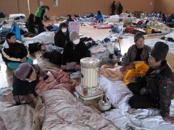 Evacuados de las zonas más afectadas en Japón