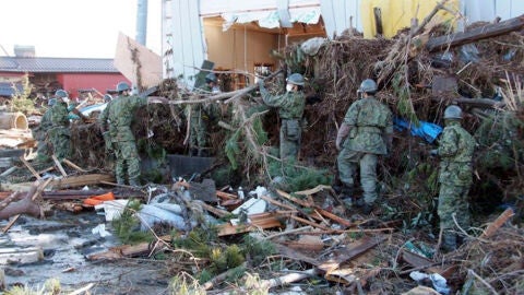 Varios soldados japoneses realizan tareas de b&uacute;squeda