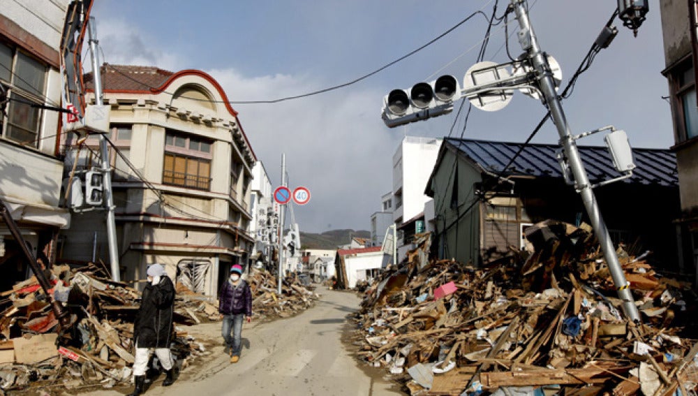 Una calle devastada por el tsunami de Japón