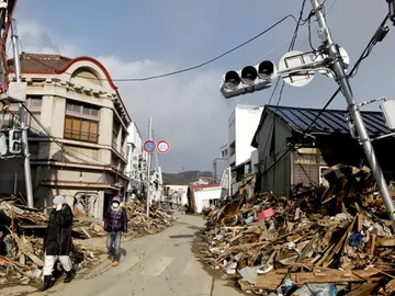 Una calle devastada por el tsunami de Japón Una calle devastada por el tsunami de Japón