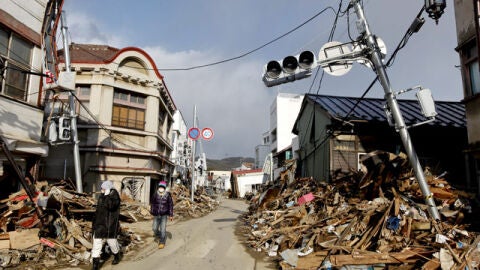 Una calle devastada por el tsunami de Jap&oacute;n
