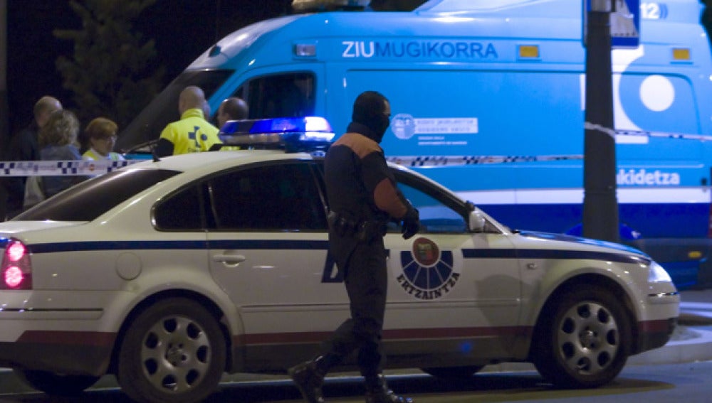 Agentes de la Ertzaintza en el lugar de los hechos
