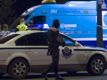 Agentes de la Ertzaintza en el lugar de los hechos Agentes de la Ertzaintza en el lugar de los hechos