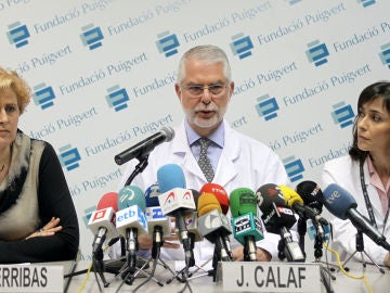 El director del programa de reproducción asistida de Puigvert-Sant Pau, el doctor Joaquim Calaf, acompañado de su homóloga T. Ramón y Cajal y N.Terribas