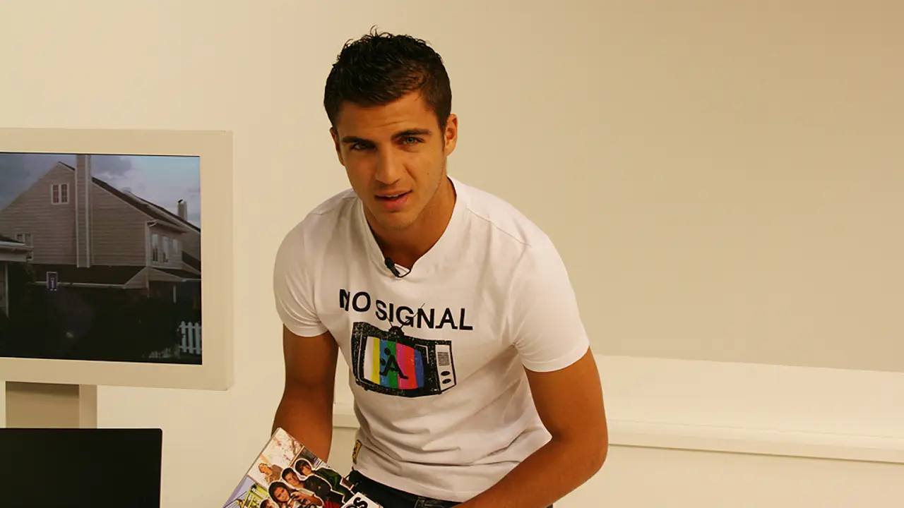 Maxi Iglesias firmando el álbum