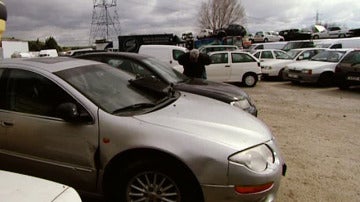 Coches en un desguace