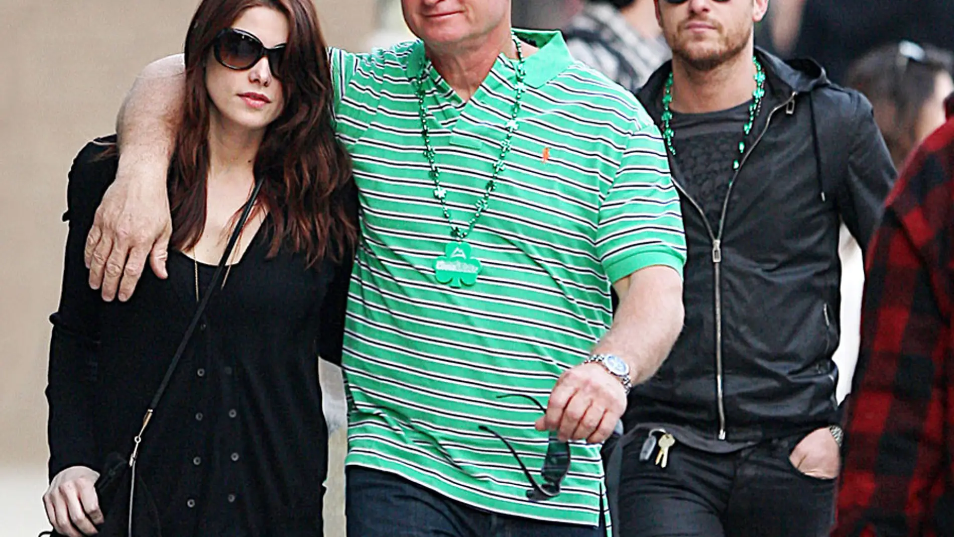 Ashley Greene con su padre y Jared Followill