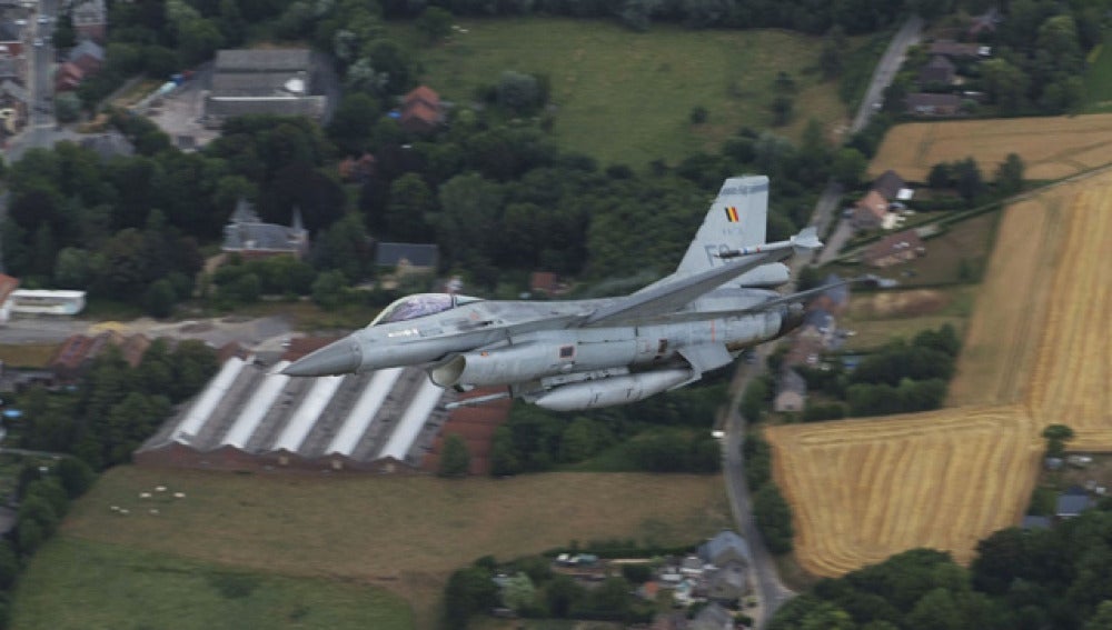 Un cazabombarderos F-16 belga