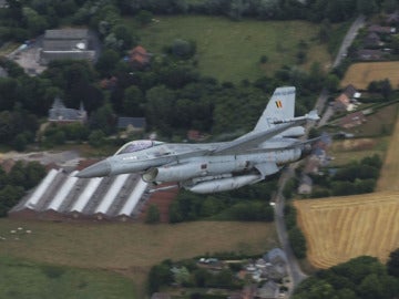 Un cazabombarderos F-16 belga