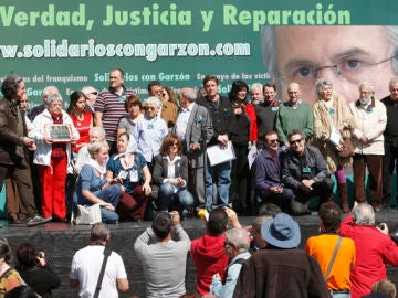 Sindicatos, artistas e IU apoyan a Garzón frente a la "persecución" del Tribunal Supremo