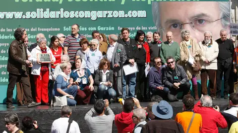 Sindicatos, artistas e IU apoyan a Garzón frente a la "persecución" del Tribunal Supremo Sindicatos, artistas e IU apoyan a Garzón frente a la "persecución" del Tribunal Supremo