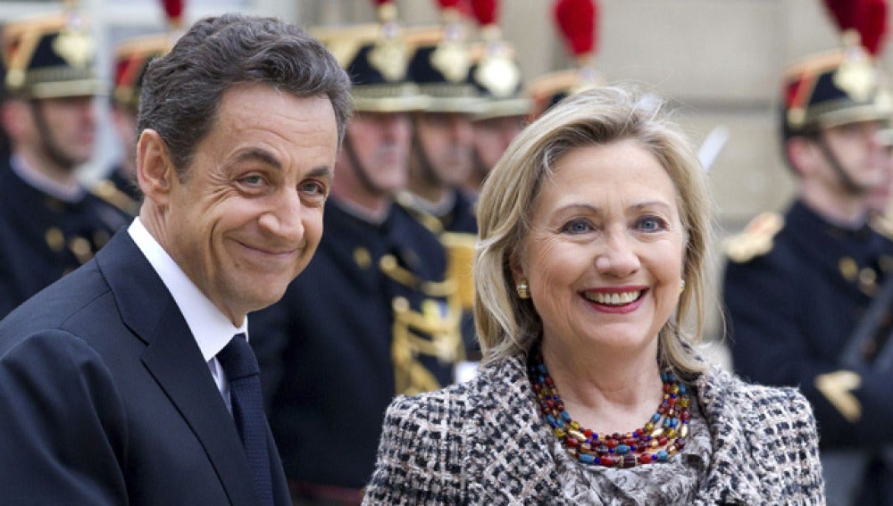 Nicolas Sarkozy recibe a Hillary Clinton