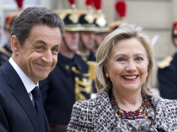 Nicolas Sarkozy recibe a Hillary Clinton