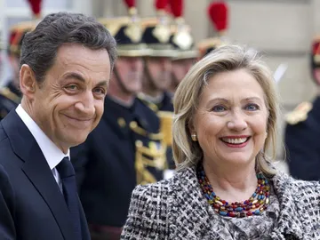 Nicolas Sarkozy recibe a Hillary Clinton Nicolas Sarkozy recibe a Hillary Clinton