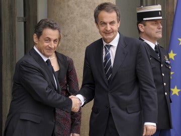 Zapatero junto a Sarkozy en la cumbre de París