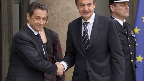Zapatero junto a Sarkozy en la cumbre de Par&iacute;s
