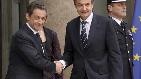 Zapatero junto a Sarkozy en la cumbre de París Zapatero junto a Sarkozy en la cumbre de París