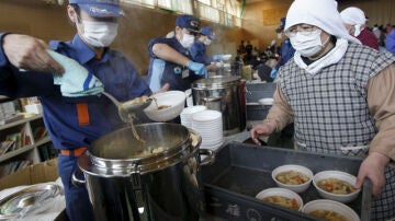 Bomberos sirven raciones de sopa a refugiados