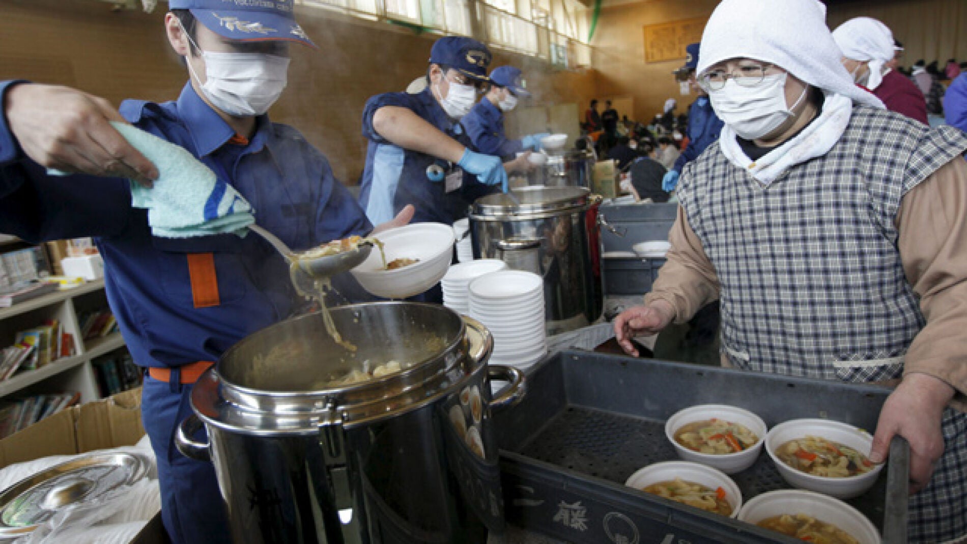 Bomberos sirven raciones de sopa a refugiados