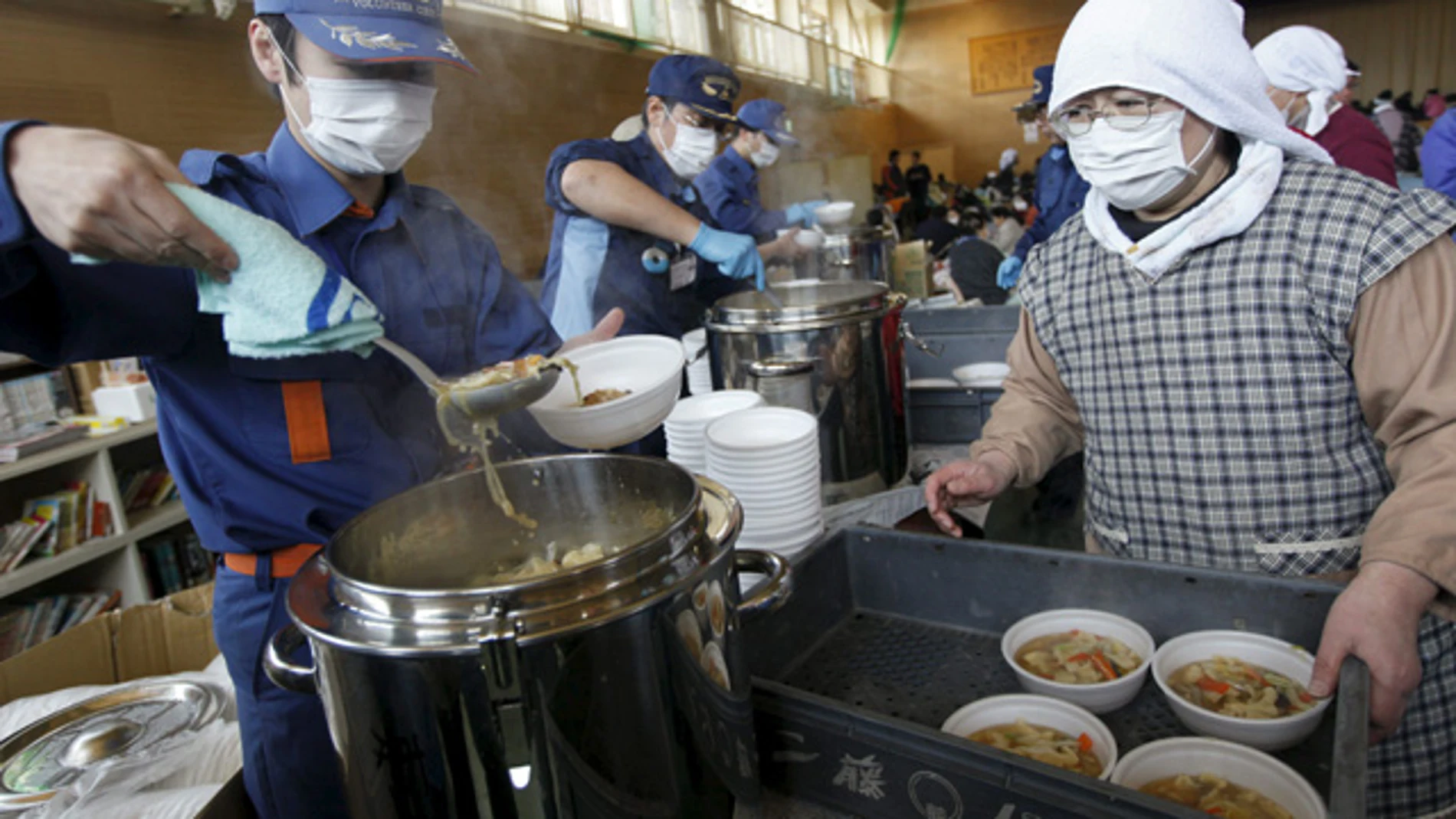 Bomberos sirven raciones de sopa a refugiados Bomberos sirven raciones de sopa a refugiados