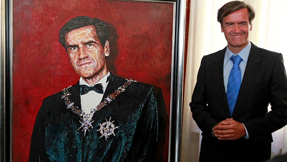 López Aguilar se autorretrata en un lienzo que esconde el símbolo del PSOE