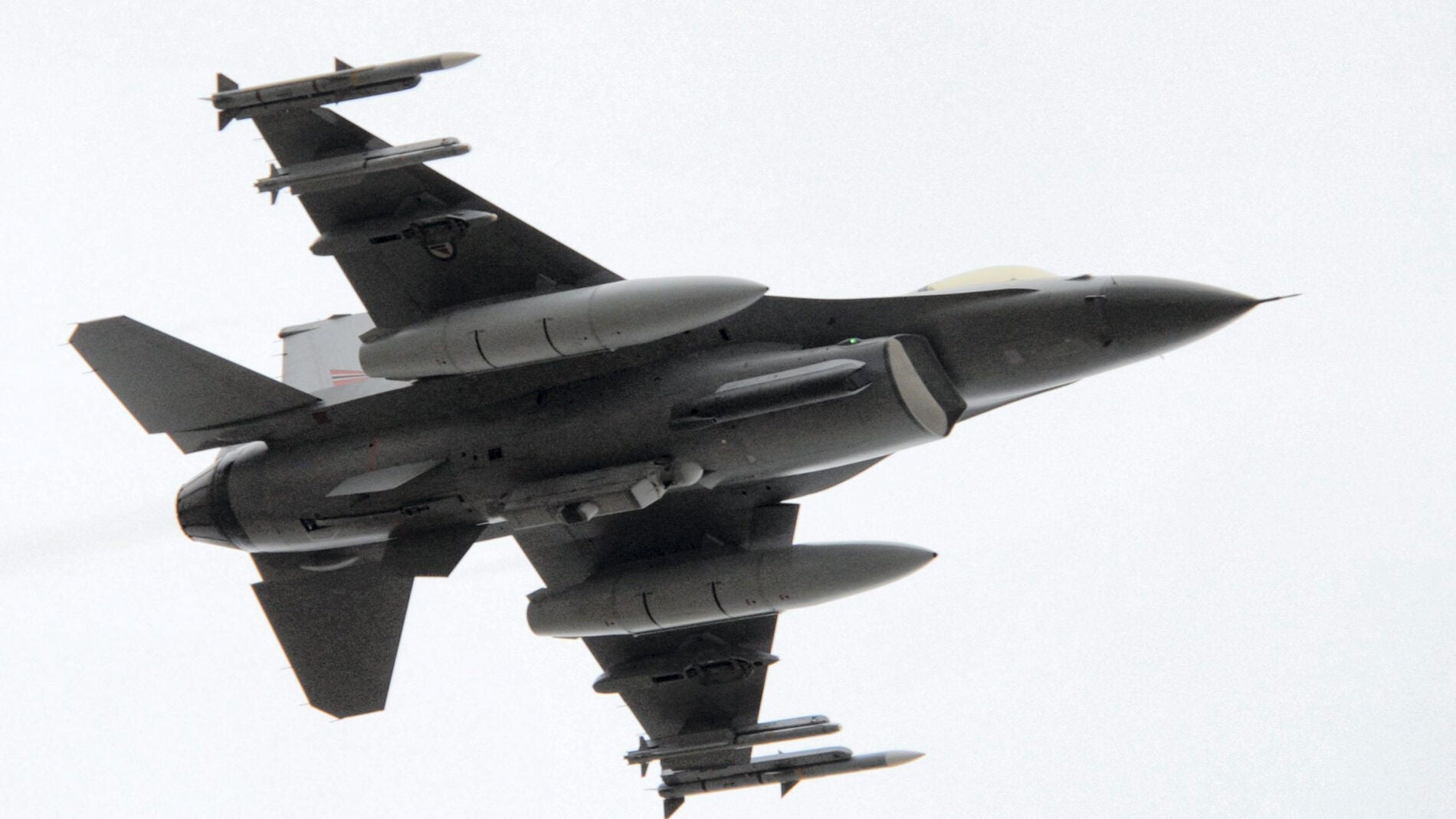 Cazabombarderos noruego que participa en la operaci&oacute;n militar 